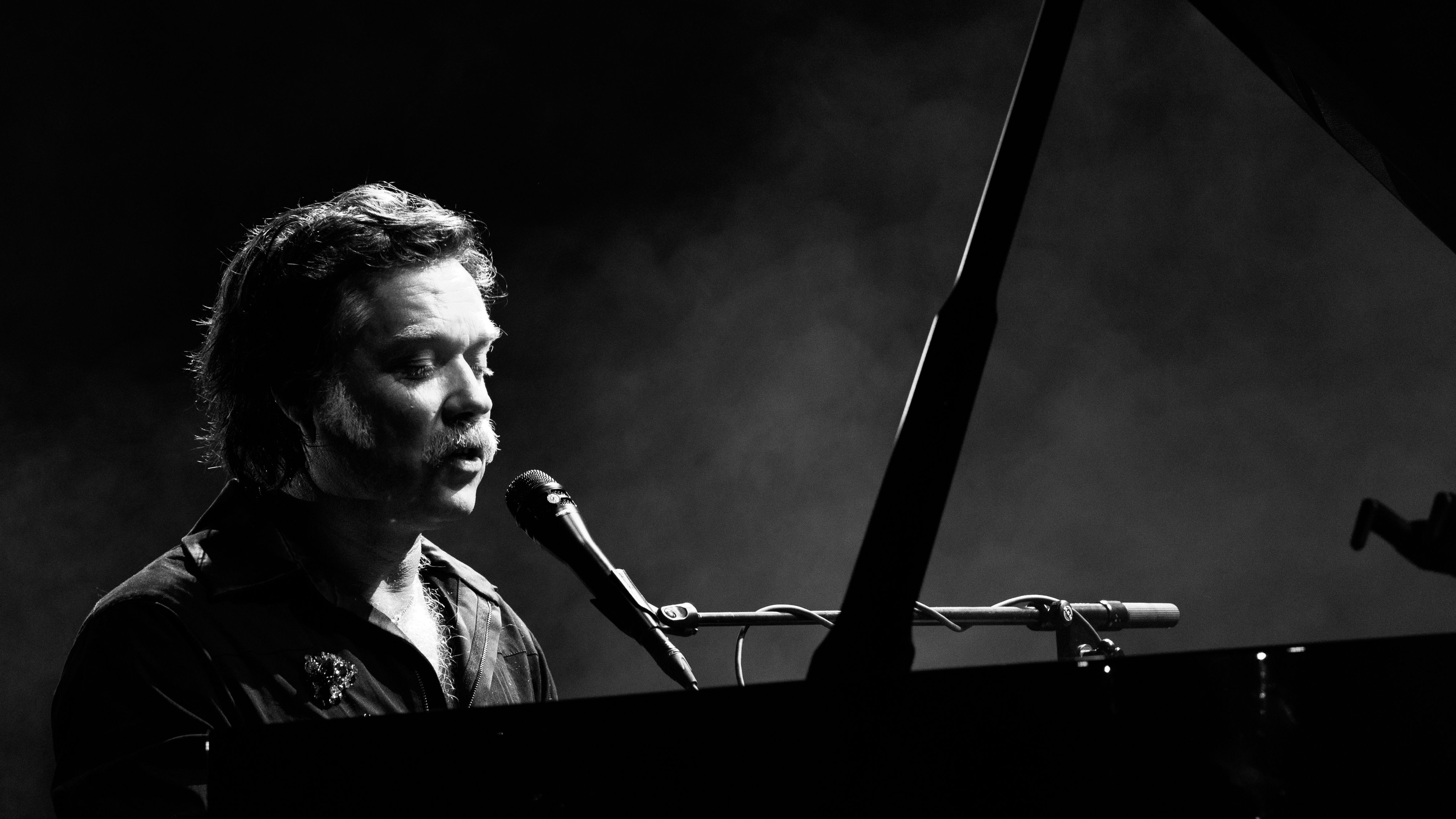 Rufus Wainwright performing (courtesy of Deborah Pelser)
